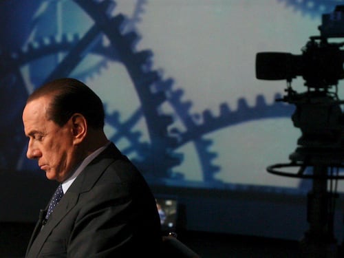 "Tra pochi mesi si vota". Berlusconi lancia la sfida ma in privato si sfoga: ora colpiscono i miei figli