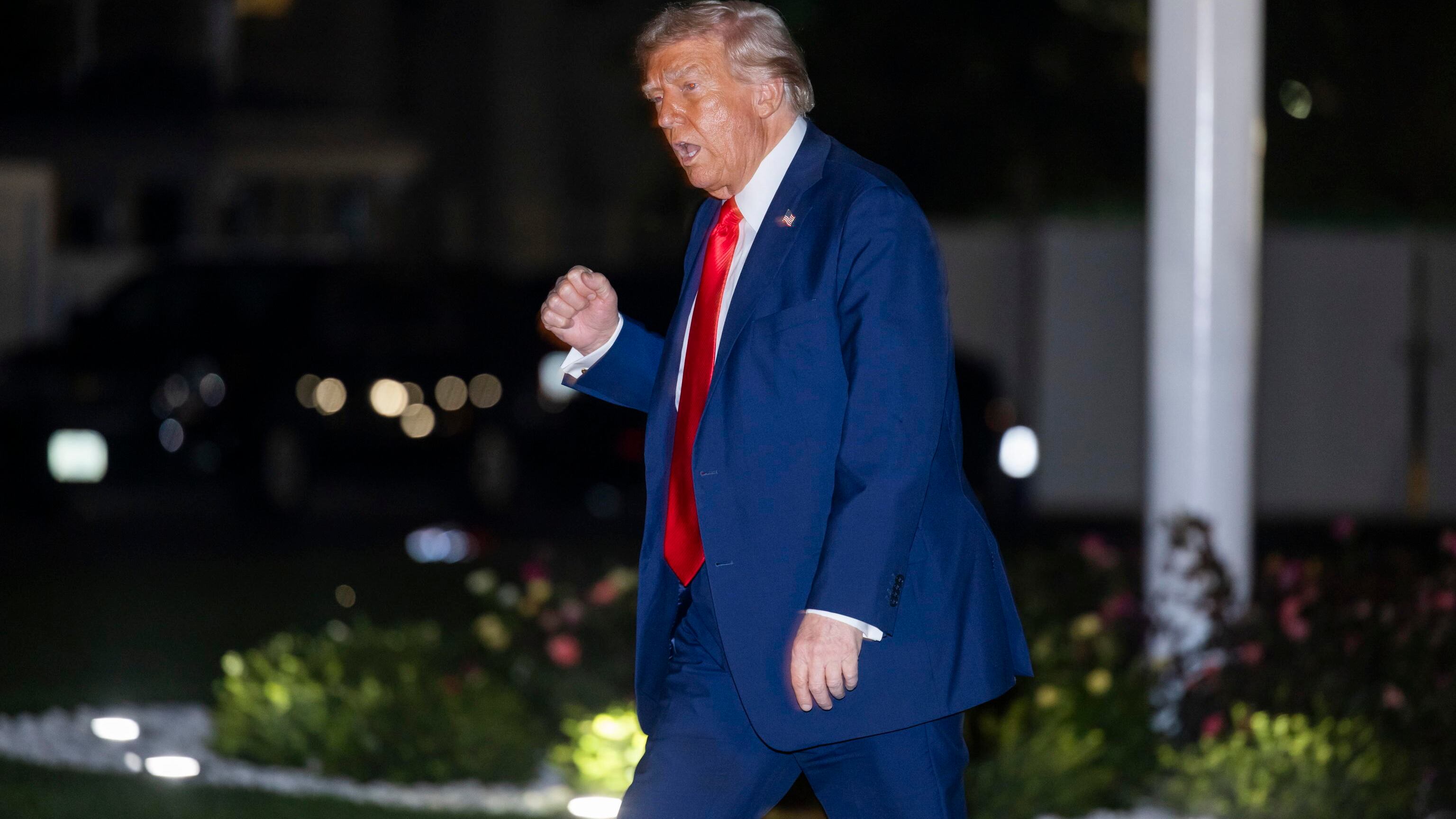 Trump a Bondi: "Persegui i nemici". Attacco dei dem: "Verso la dittatura"
