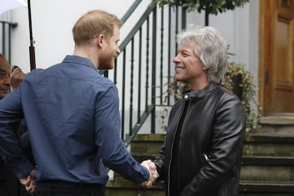 Il Principe Harry e la Regina Elisabetta II in foto 3