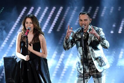 Sanremo 2017, gli outfit sexy della seconda serata 21