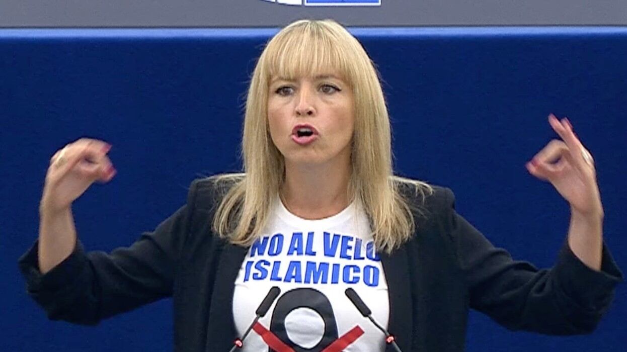 Critica il velo, gli islamici minacciano la Sardone: "Sei da bruciare"