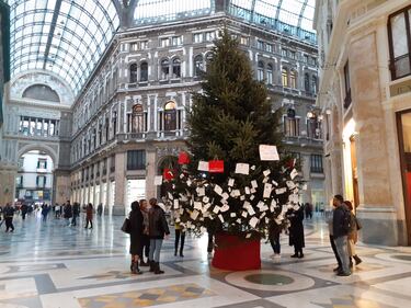 La tradizione si rinnova: l’albero di Natale Rubacchio torna nella Galleria Umberto 3