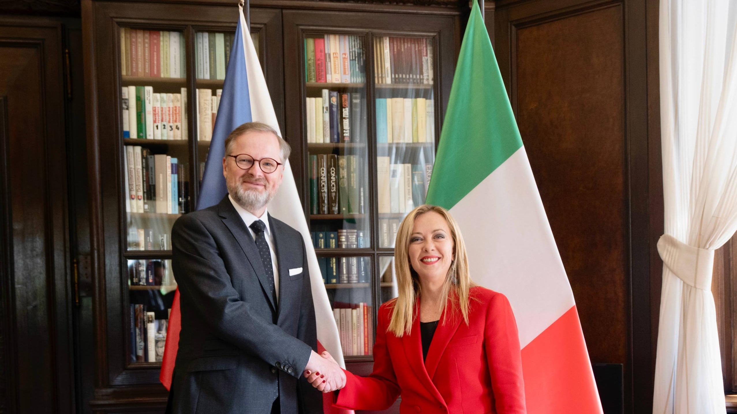 "Lotta decisa ai trafficanti". Meloni a Praga per nuovo asse sui migranti