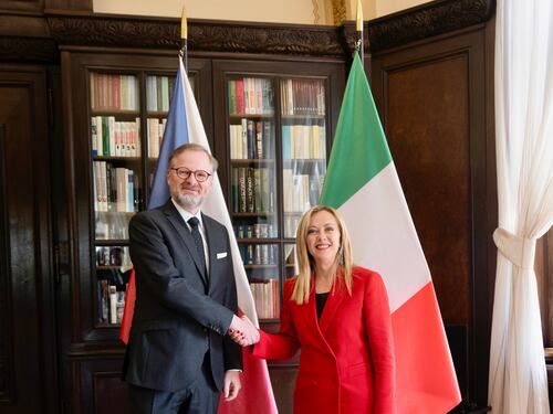 "Lotta decisa ai trafficanti". Meloni a Praga per nuovo asse sui migranti