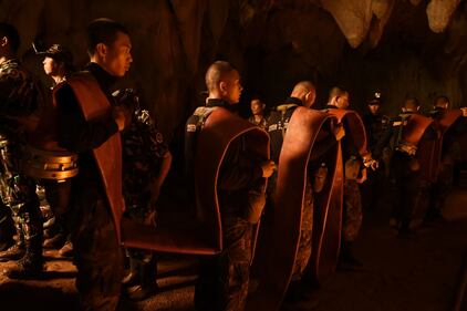 Thailandia, paura per 12 bambini intrappolati in una grotta 11