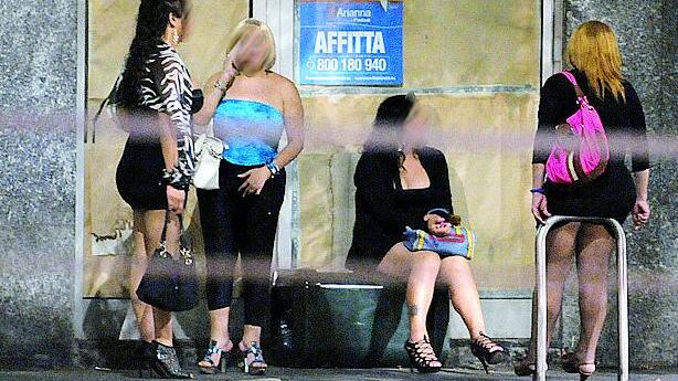 Con l'estate anche le prostitute vengono trasferite al mare: quaranta arresti a Pavia