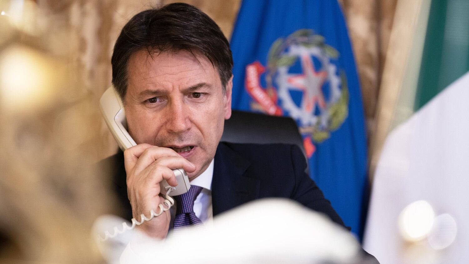 Prima le dimissioni, poi il rimpasto: così Conte vuole attirare i voltagabbana