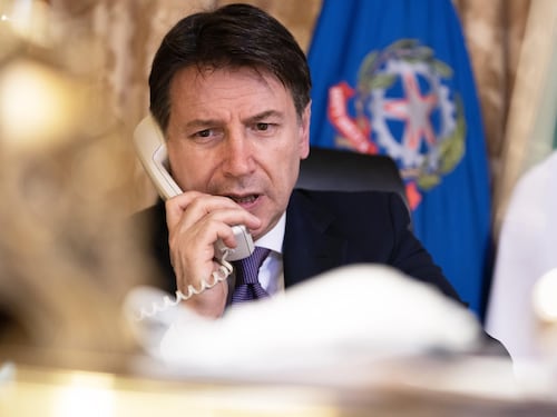 Prima le dimissioni, poi il rimpasto: così Conte vuole attirare i voltagabbana