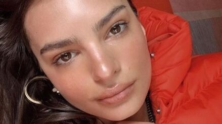 Emily Ratajkowski, il nudo integrale in piscina