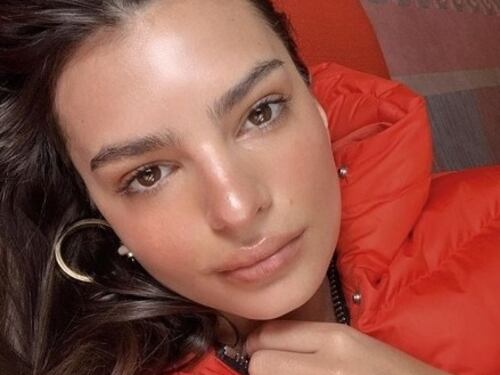 Emily Ratajkowski, il nudo integrale in piscina