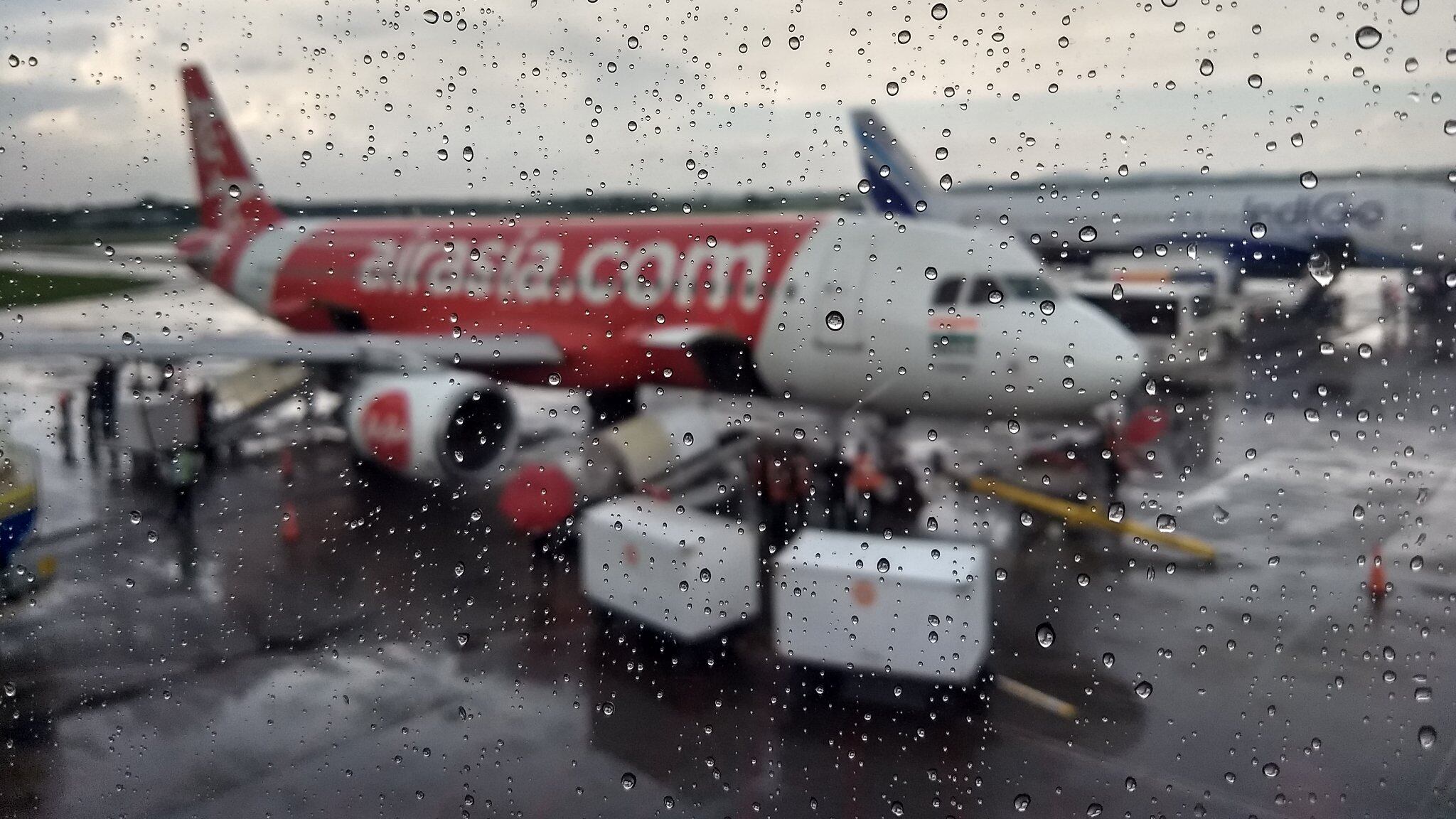 Paura a bordo del volo AirAsia, il motore avvolto in una palla di fuoco