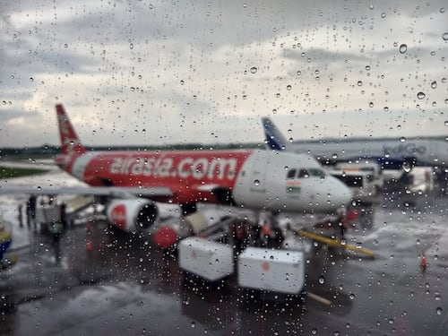 Paura a bordo del volo AirAsia, il motore avvolto in una palla di fuoco