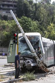 Roma, auto e tram si scontrano: tre feriti 5