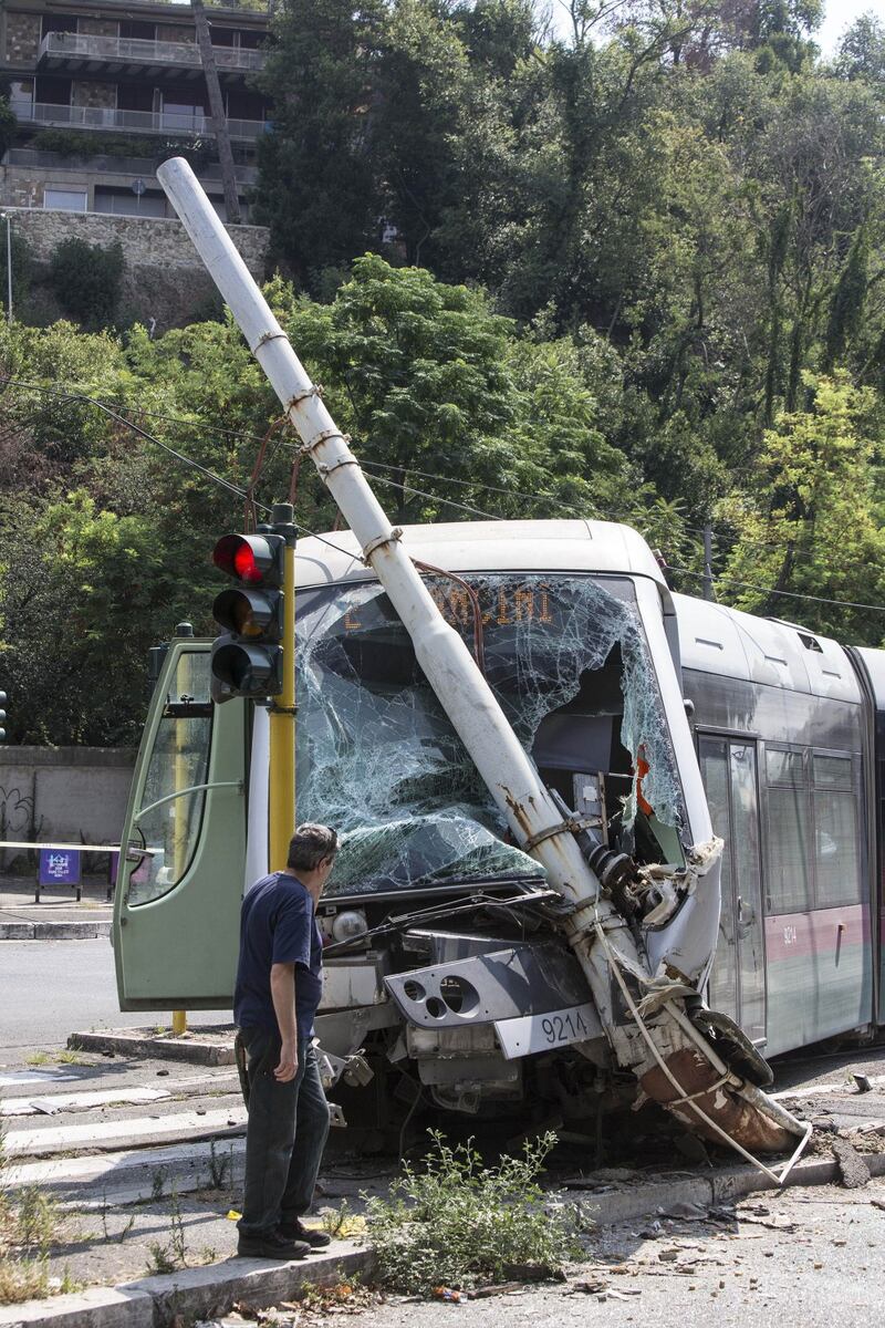 Roma, auto e tram si scontrano: tre feriti 5