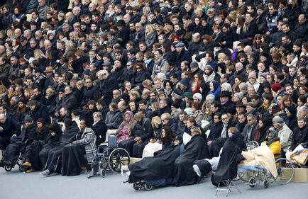 Hollande: "Volevano zittirci, canteremo più forte" 10