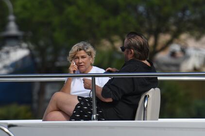Vacanze in costume Ischia in pieno autunno per Christian De Sica e la moglie 3