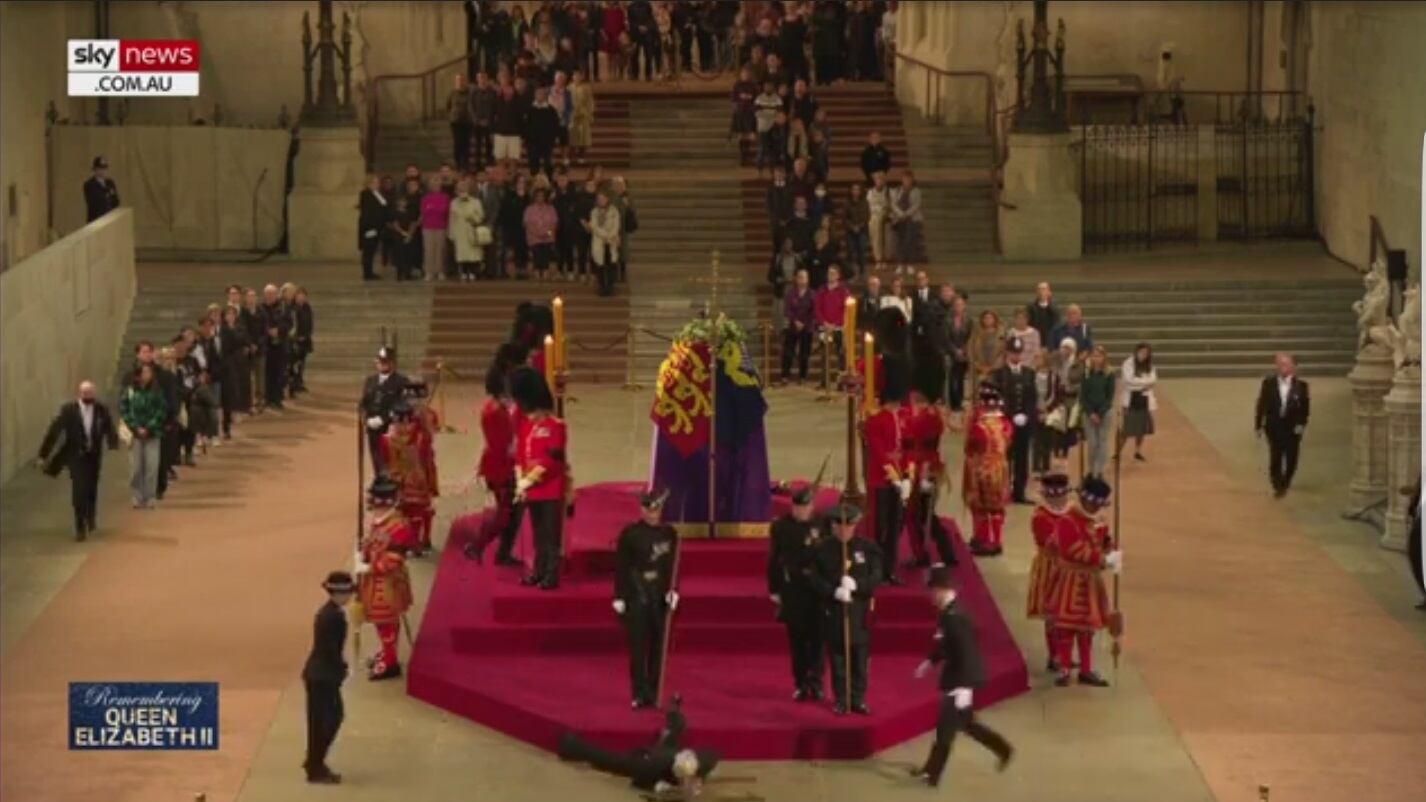 Paura a Westminster: guardia sviene davanti alla bara della Regina