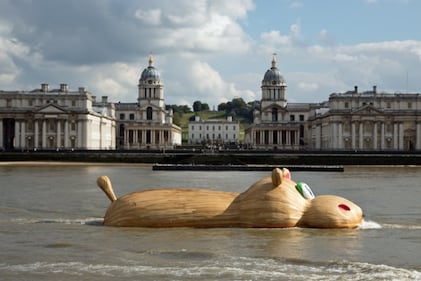Londra, ippopotamo gigante naviga lungo il Tamigi 3