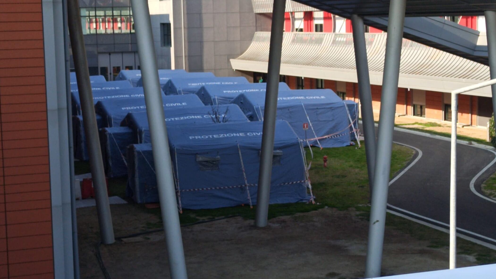 L'ospedale-tendopoli e i paesaggi spettrali. "È un incubo, obbligati a restare in paese"