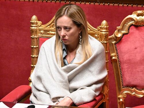 "Non è serena", "Piange": assalto maschilista