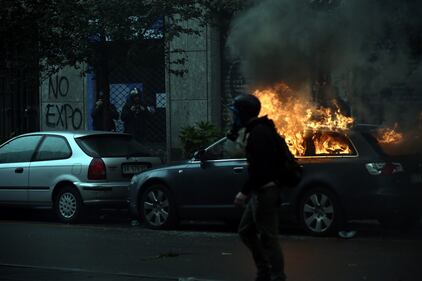 Così i black bloc bruciano la città 6
