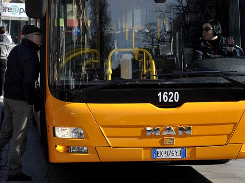 Ragazzo down compra biglietto del bus sbagliato. Il controllore lo multa e lo mortifica