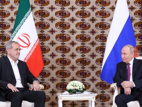 Israele rinvia ancora il raid. L'Iran "abbraccia" Putin