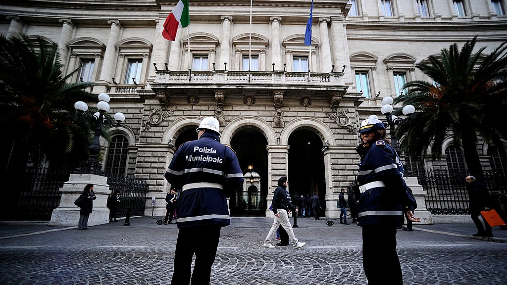 Massa Marittima, ambulante reagisce a controllo e ferisce vigilessa