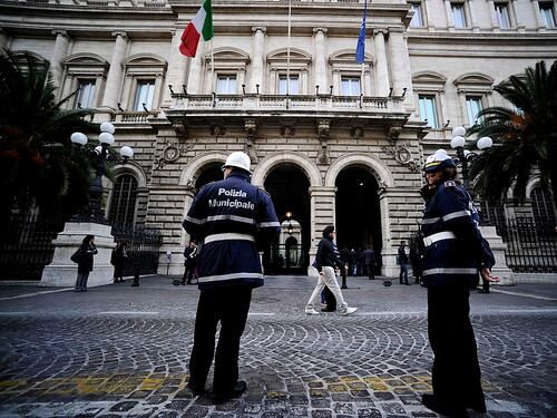 Massa Marittima, ambulante reagisce a controllo e ferisce vigilessa