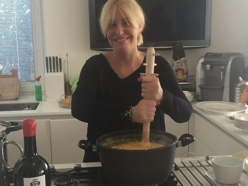 La gaffe della Clerici a Natale: cucina la polenta con il mestolo al contrario