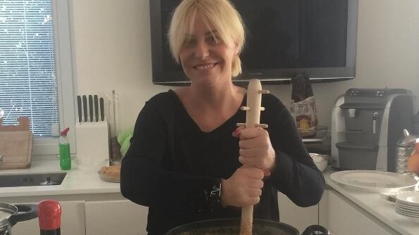 La gaffe della Clerici a Natale: cucina la polenta con il mestolo al contrario