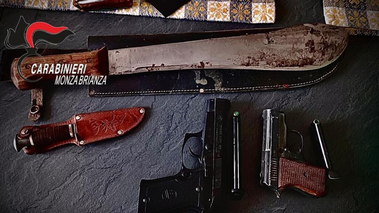 "Gli faccio un buco in testa". Nella lite tra vicini spuntano pistole e machete