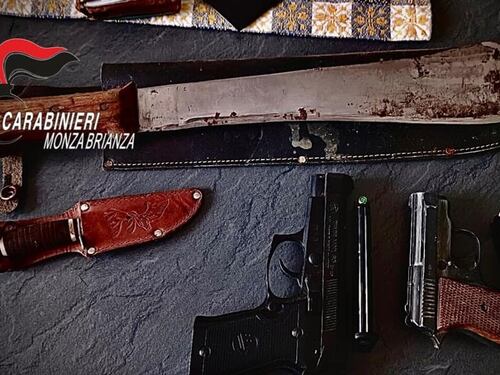 "Gli faccio un buco in testa". Nella lite tra vicini spuntano pistole e machete