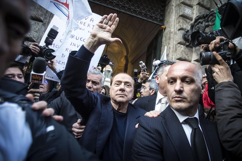 Berlusconi tra i sostenitori a Palazzo Grazioli 5