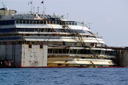 La Concordia torna a galleggiare 6
