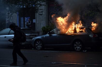 Così i black bloc bruciano la città 7