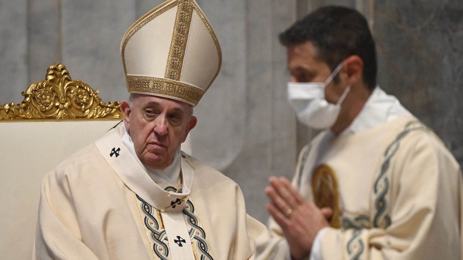 Papa Francesco si è vaccinato. "A breve anche Ratzinger"