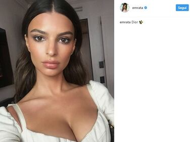 Emily Ratajkowski, sexy in accappatoio 5
