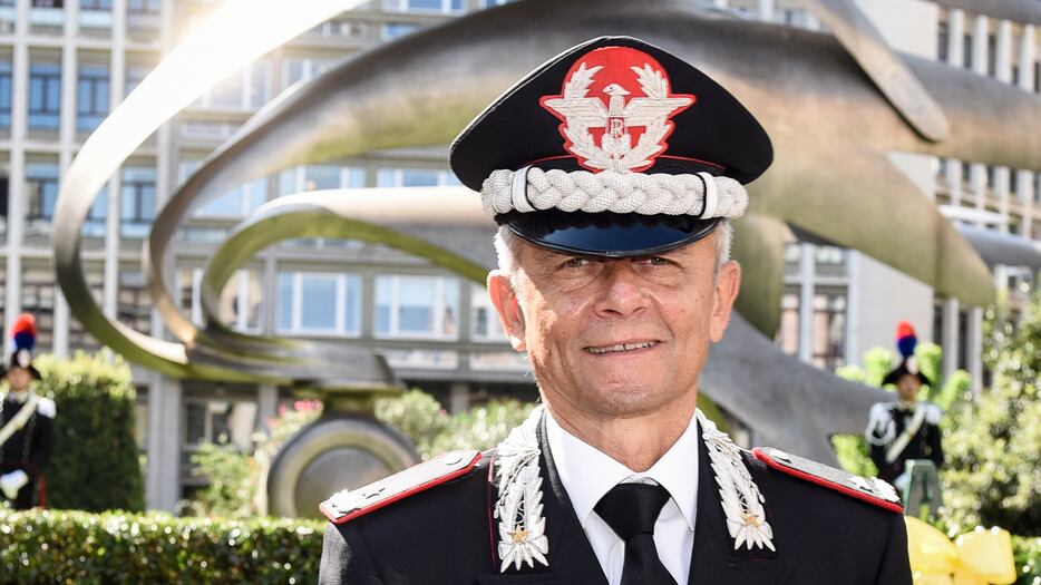 Spie, Intesa arruola un generale