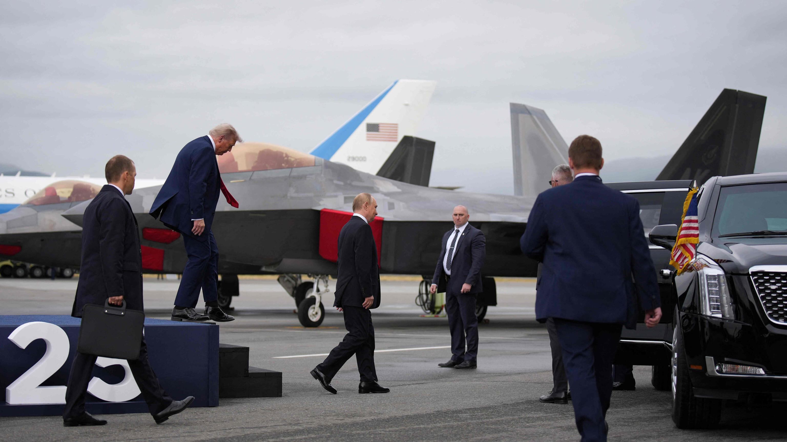 L'auto russa sulla pista, Putin sulla "bestia" di Trump e il "blackout" di 10 minuti: cosa è successo
