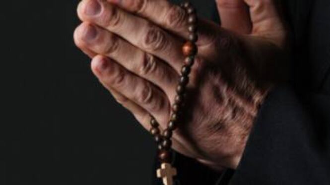 Spalmava l'olio santo sui ragazzi, poi abusava di loro: prete in arresto