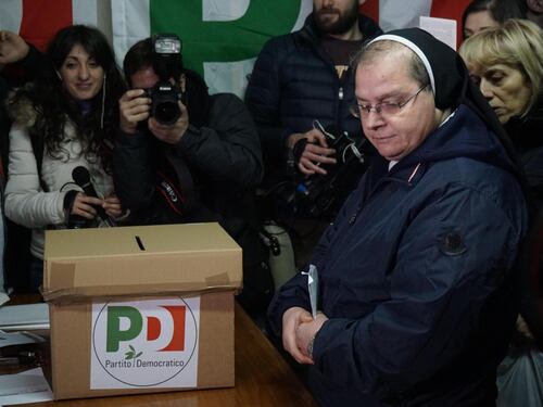 Primarie a Napoli, boom di affluenza