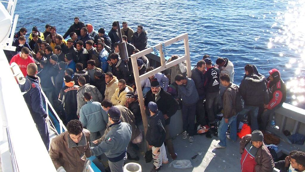"Ne abbiamo fatti entrare a migliaia": così gli agenti aiutavano i migranti