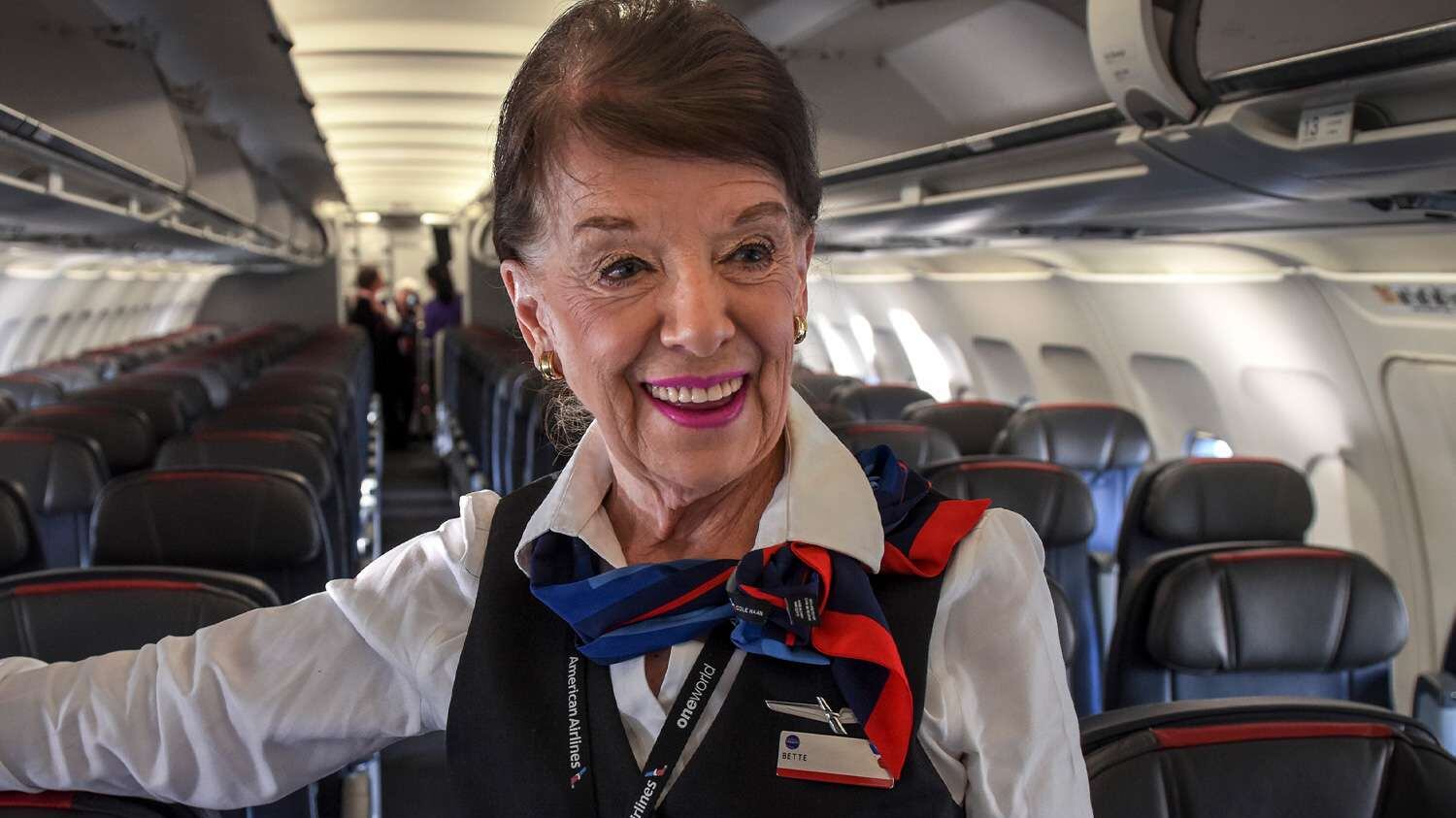 88 anni, 64 in volo con American Airlines: muore Bette, l'hostess più anziana del mondo