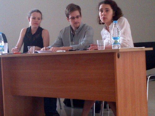 Snowden ancora in Russia: in aeroporto incontra le ong per i diritti umani