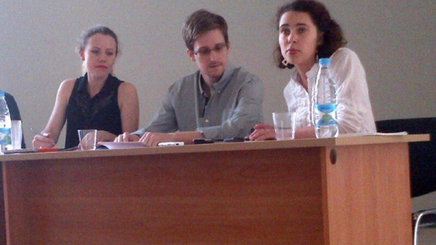 Snowden ancora in Russia: in aeroporto incontra le ong per i diritti umani