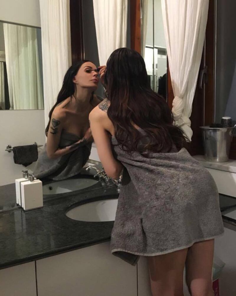 Nina Moric sexy in intimo su Facebook 18
