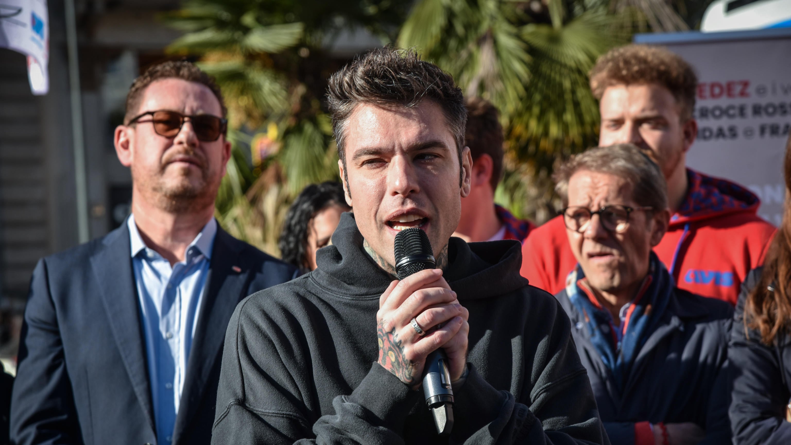 Fedez trasforma in odio perfino la solidarietà. E si fa il sangue amaro