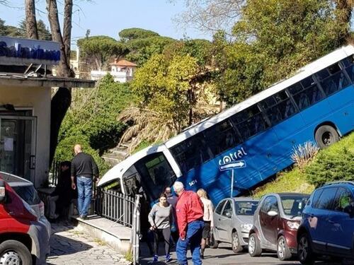 Grottaferrata, autobus finisce fuori strada: ci sono alcuni feriti