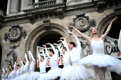 Le ballerine dell'Opera di Parigi protestano contro Macron 1